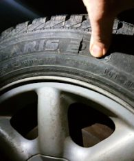 Vom Stalker zerstochener Autoreifen