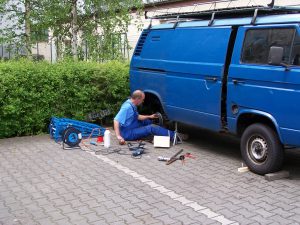 Detektei überführt Arbeitnehmer bei der Schwarzarbeit während der Krankschreibung. Das ist Sozialleistungsbetrug.