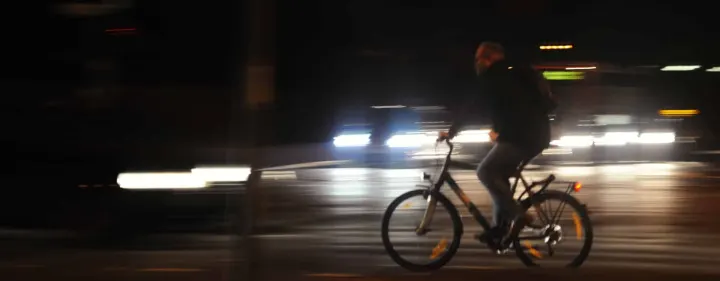 Detektivische Observation bei Nacht mit Fahrrad in Berlin