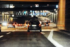 Handeslvertretern auf der Autobahn bis in die Nacht unterwegs
