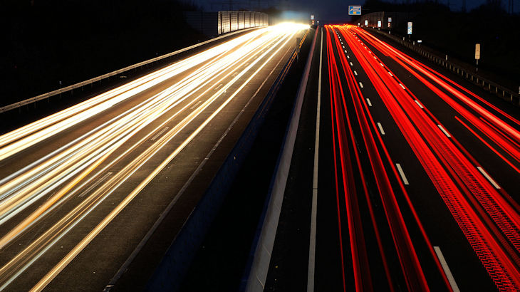 Autobahn bei Nacht