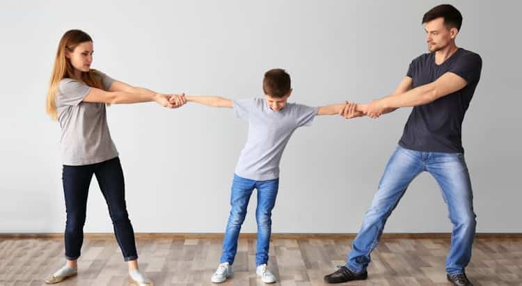Eltern streiten im Scheidungsverfahren um das Sorgerecht bzw. Aufenthaltsbestimmungsrecht