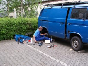 Schwarzarbeit nachweisen-Handwerker-Reparatur-VW-Bus