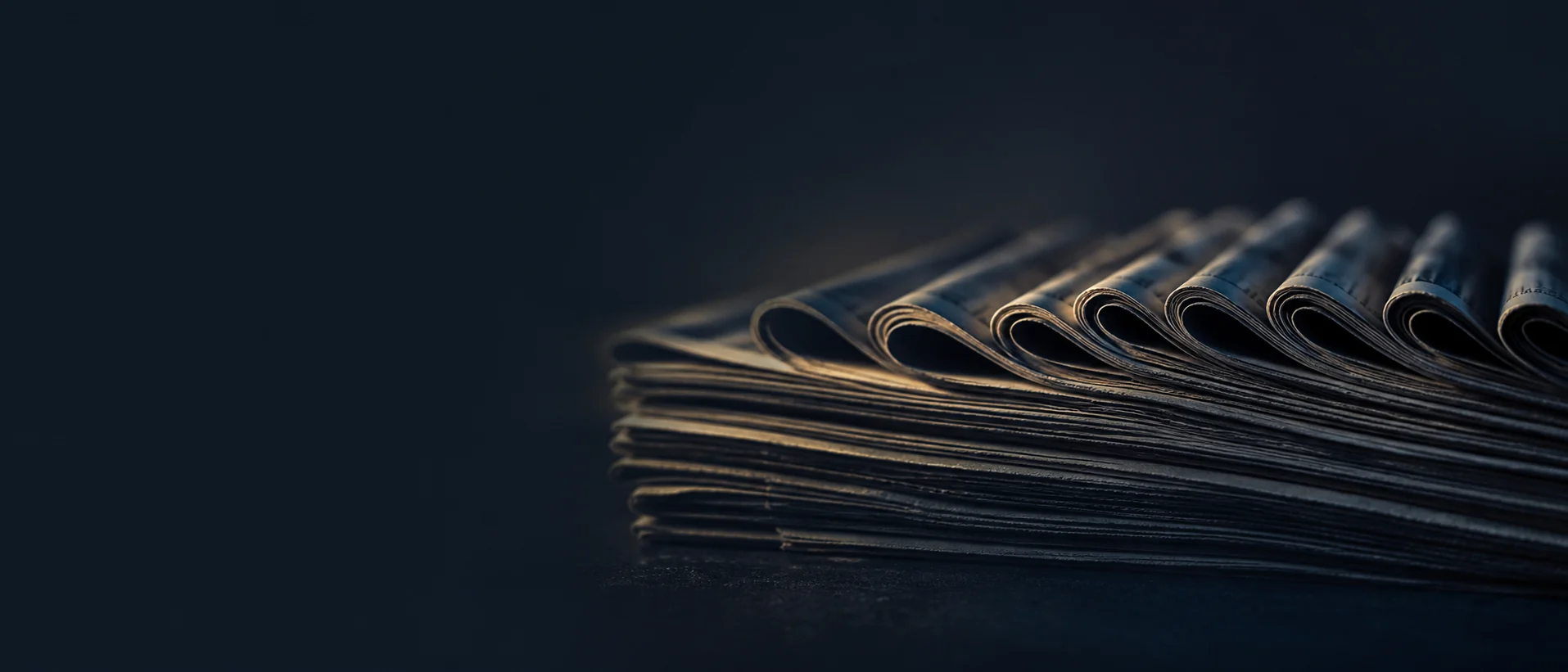 Gefaltete Zeitungen zu Stalking und Opferschutz in der Presse